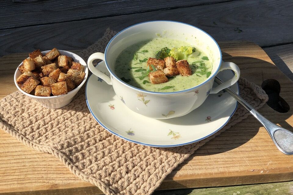 Brokkolisuppe mit Kokosmilch