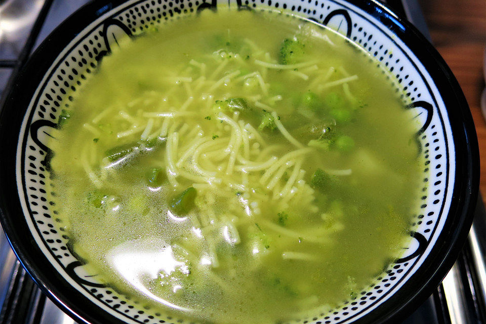 Ultraschnelle Fadennudelsuppe