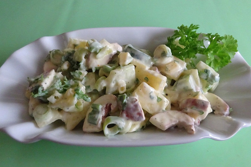 Frühlingszwiebelsalat mit frischer Ananas