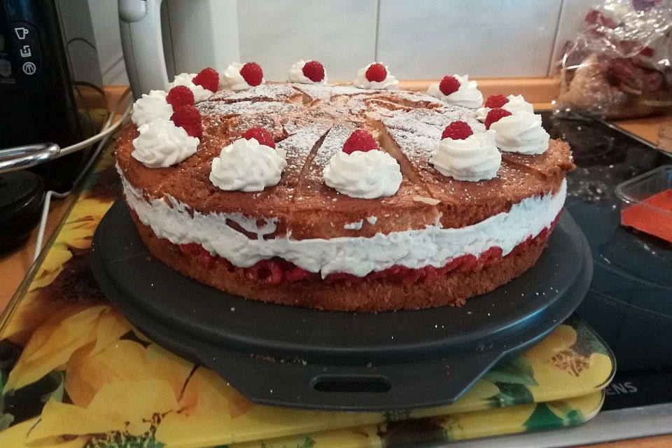 Himbeer-Käsesahne-Bienenstichtorte