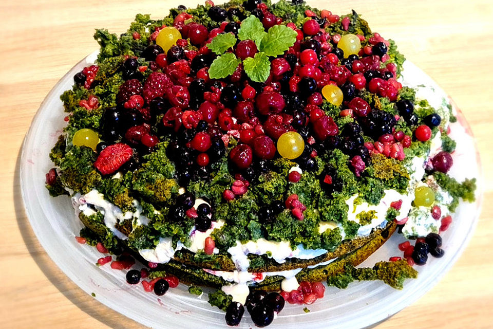 Süßer Spinatkuchen mit Erdbeeren