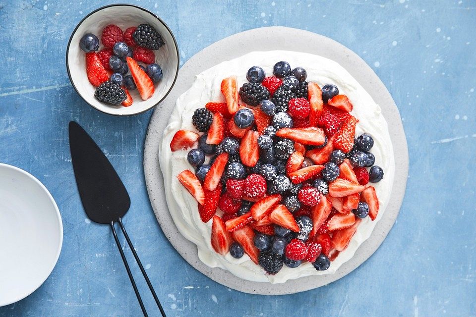 Pavlova mit Beeren