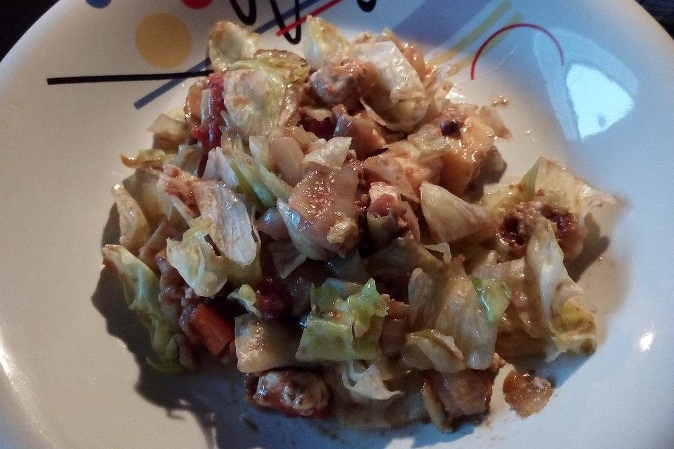 Eisbergsalat mit gedünstetem Gemüse