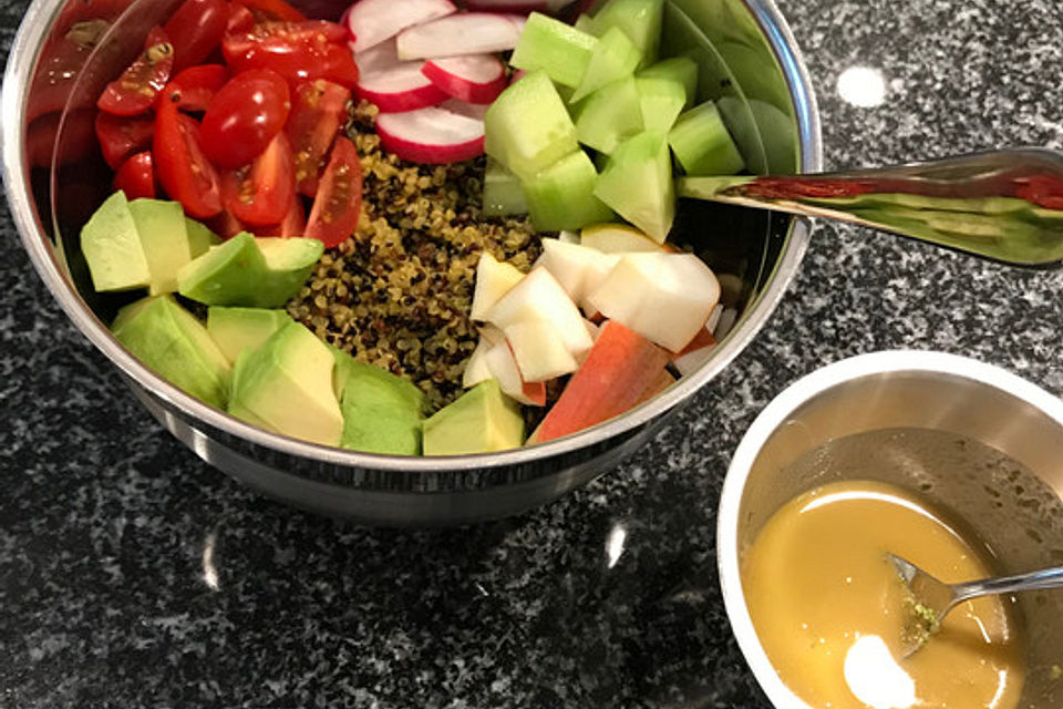 Quinoa Bowl mit Tahindressing