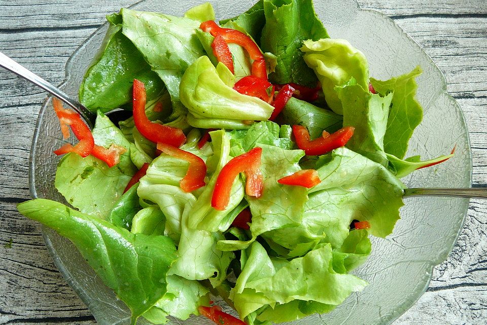 Kopfsalat mit roter Paprika