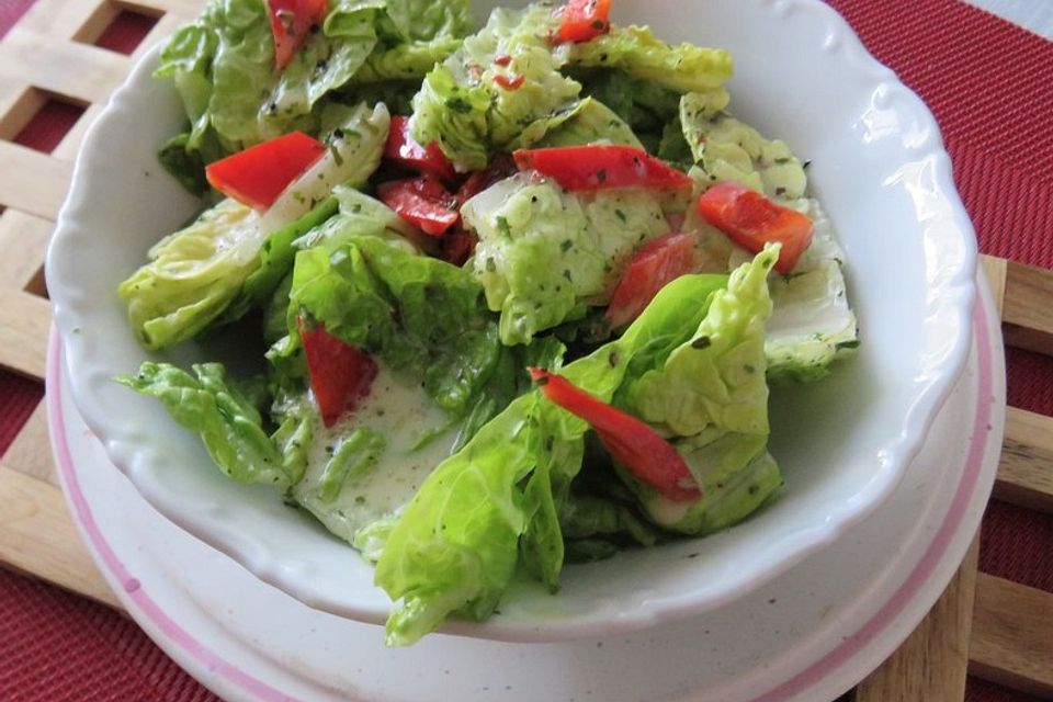 Kopfsalat mit roter Paprika