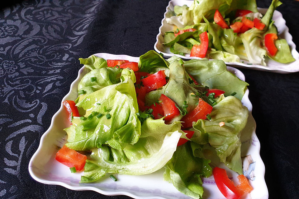 Kopfsalat mit roter Paprika