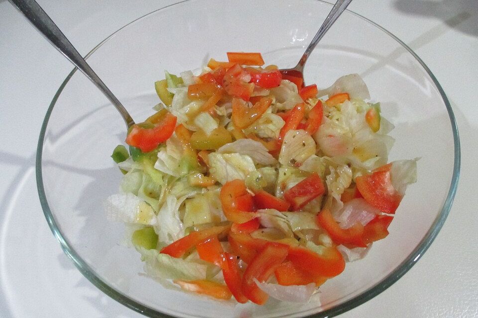 Kopfsalat mit roter Paprika