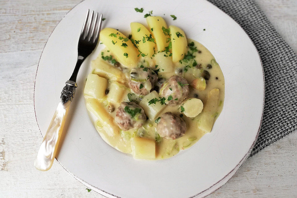 Spargelragout mit Königsberger Klopsen