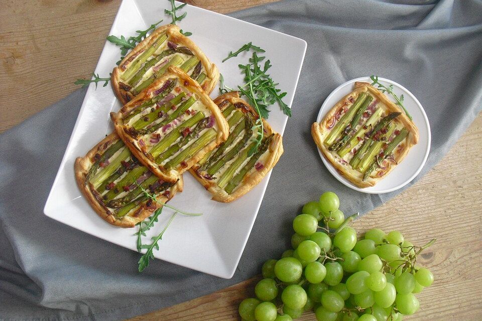 Kleine Spargel-Blätterteig-Tartes