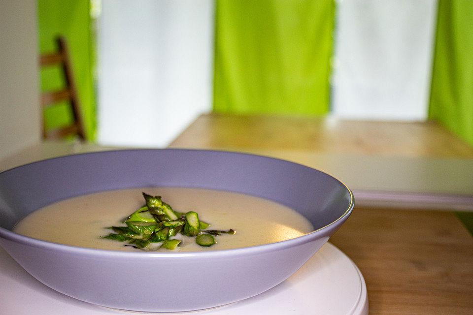 Spargelcremesuppe mit grünem Spargel