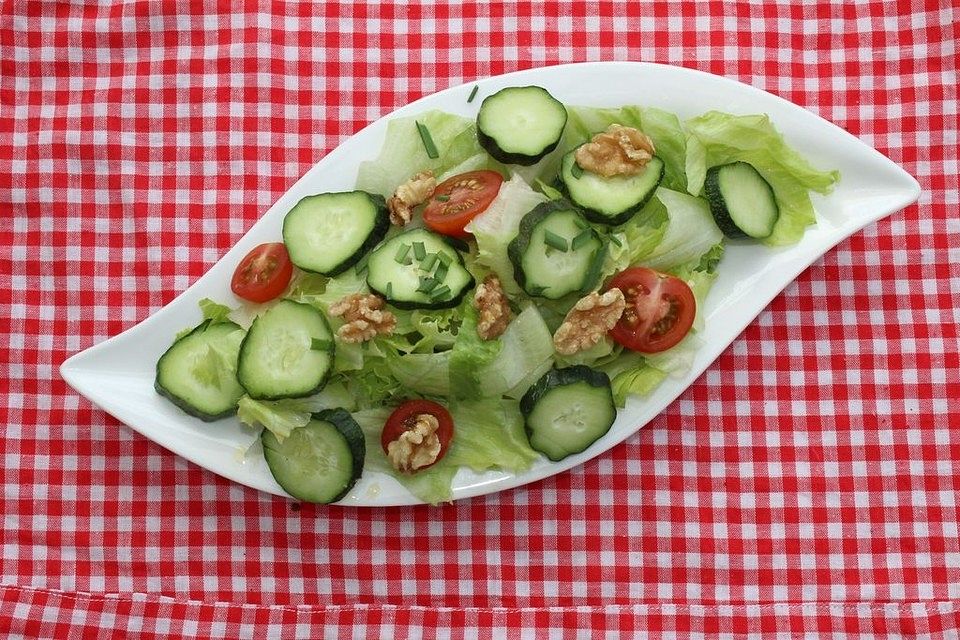 Gemischter Salat mit Walnüssen