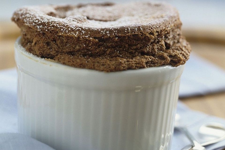 Schokosoufflé mit Erdnuss-Crunch