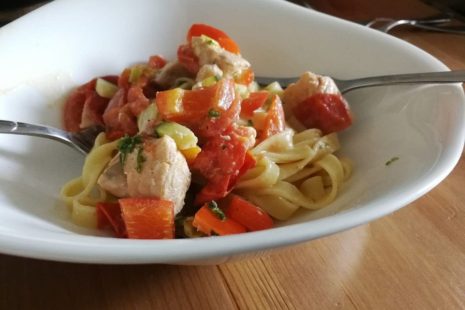 Lachs-Pasta mit Sommergemüse