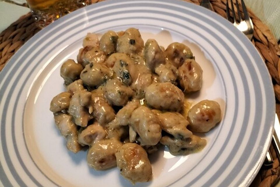 Gnocchi-Hähnchenpfanne mit Käsesoße