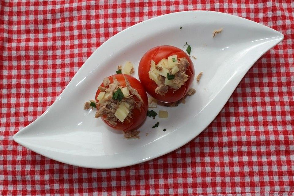 Tomaten mit Thunfischfüllung