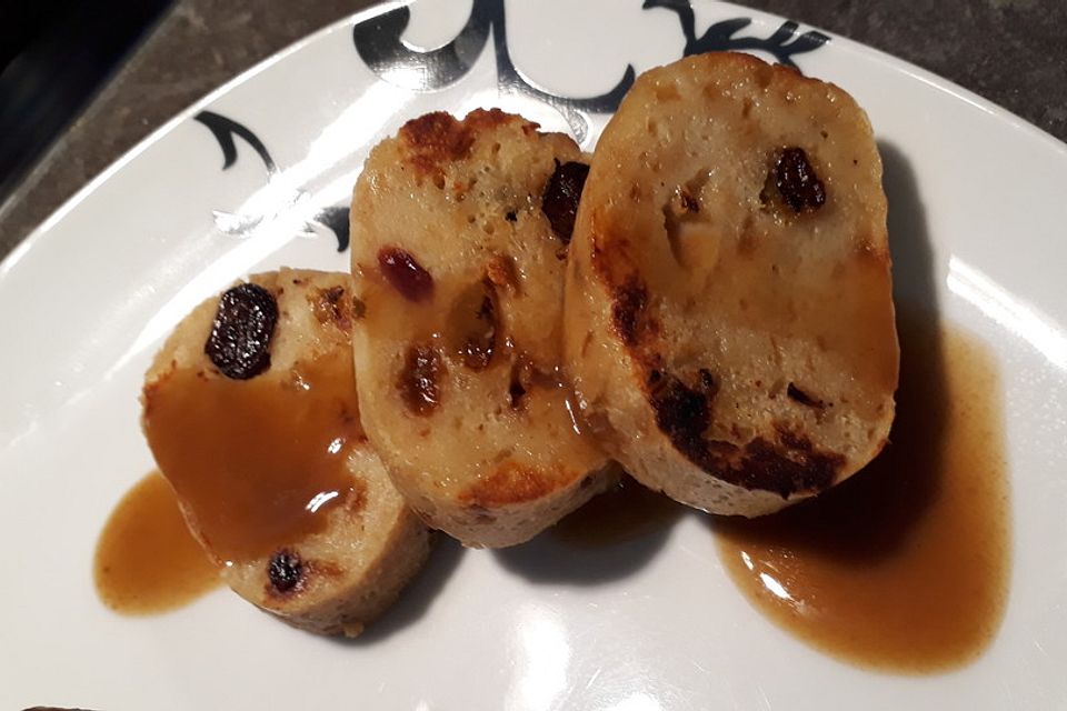 Gebratene Serviettenknödel mit Rosinen