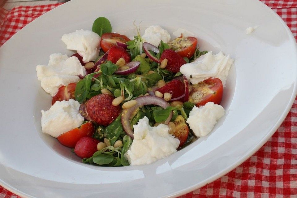 Mozzarella-Sommersalat mit Erdbeeren