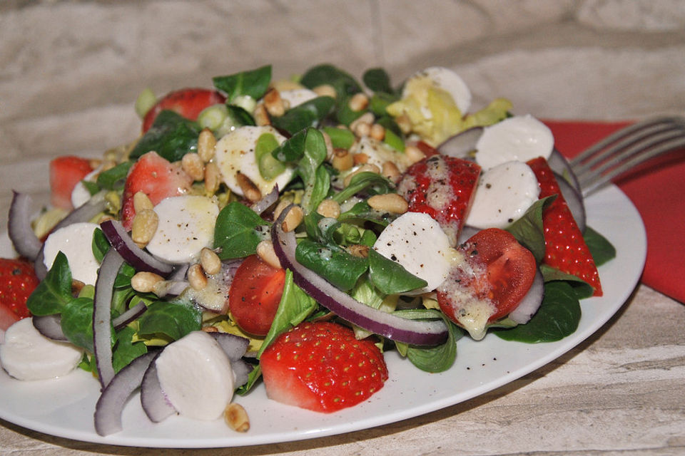 Mozzarella-Sommersalat mit Erdbeeren