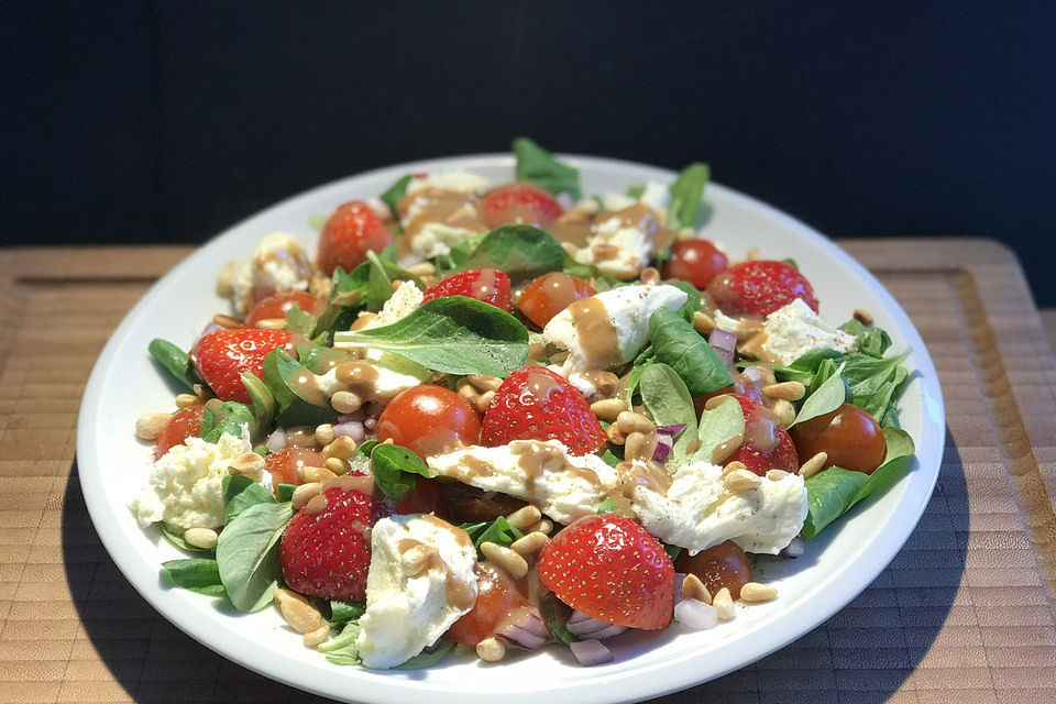 Mozzarella-Sommersalat mit Erdbeeren