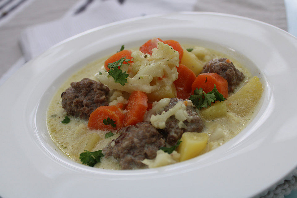 Blumenkohl-Käsesuppe mit Hackfleischbällchen