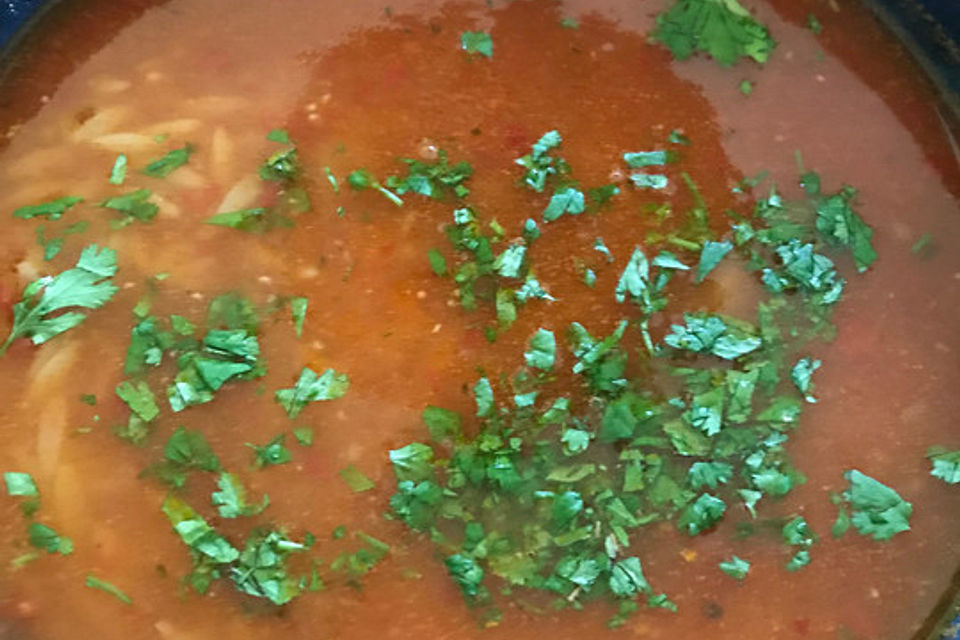 Tomatensuppe mit gebratenen Nudeln