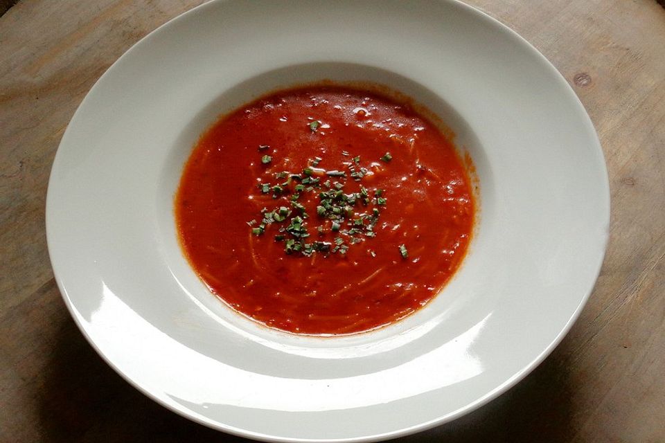 Tomatensuppe mit gebratenen Nudeln