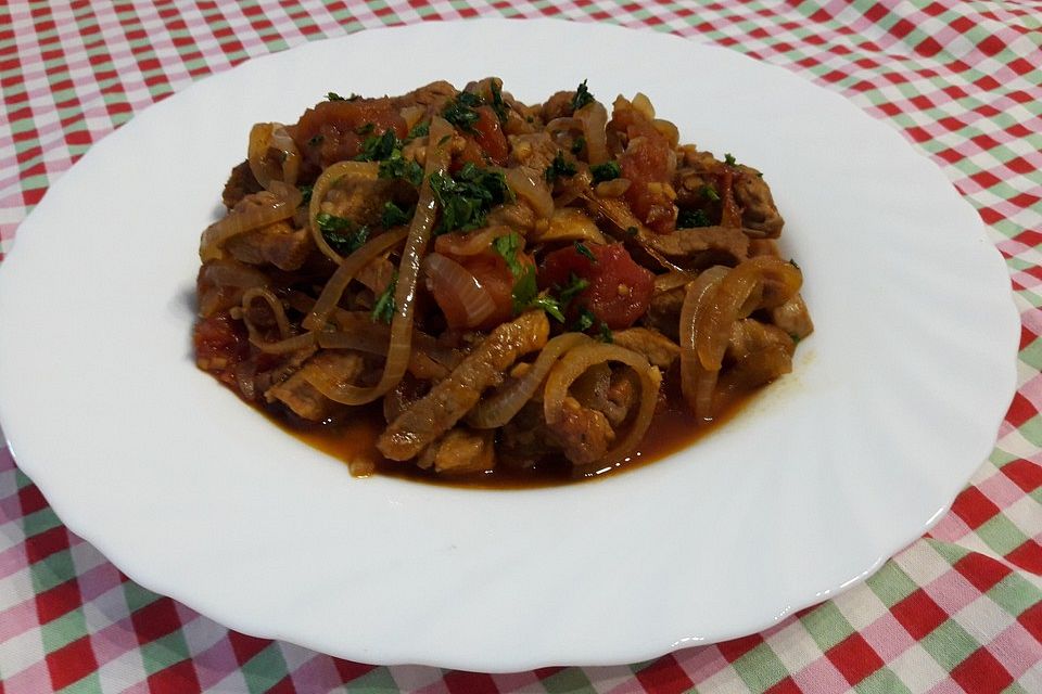 Zwiebelfleisch mit Tomaten