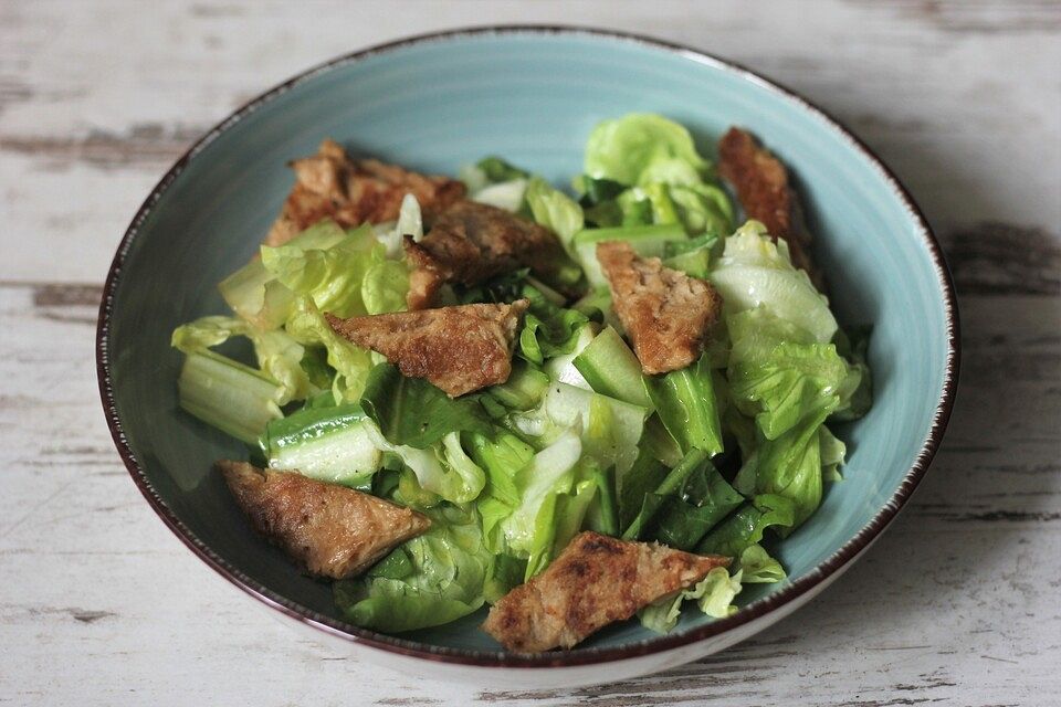 Löwenzahnsalat mit veganem "Thunfisch"