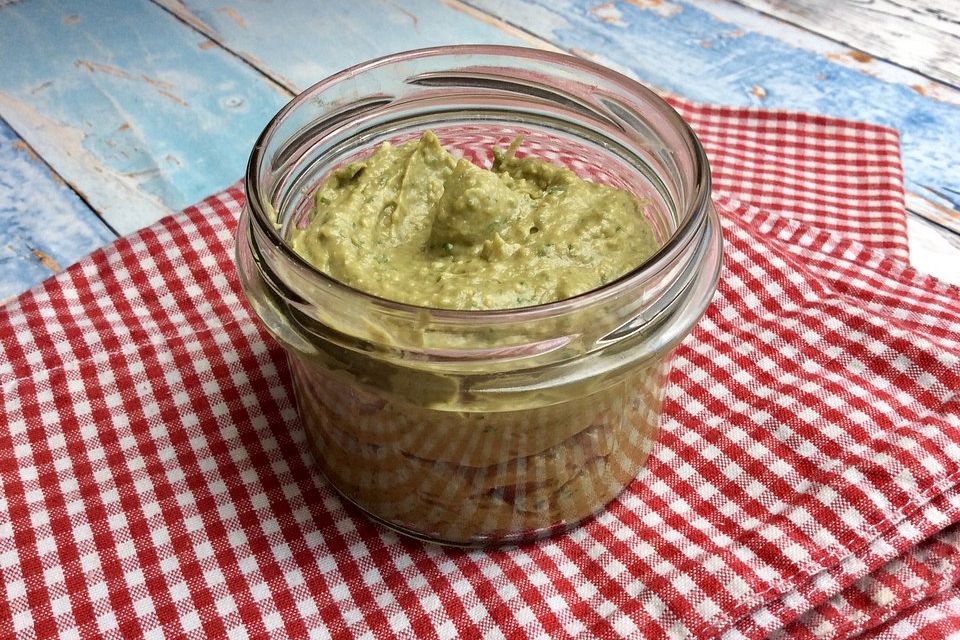 Veganes Avocado-Basilikum-Pesto