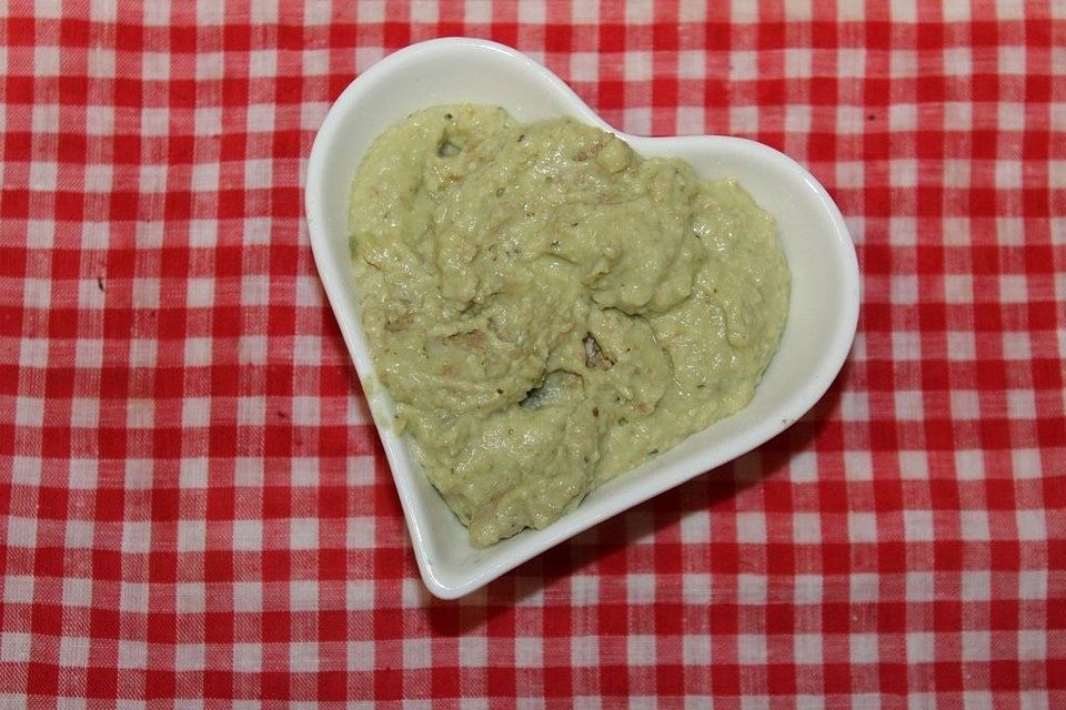 Veganes Avocado-Basilikum-Pesto