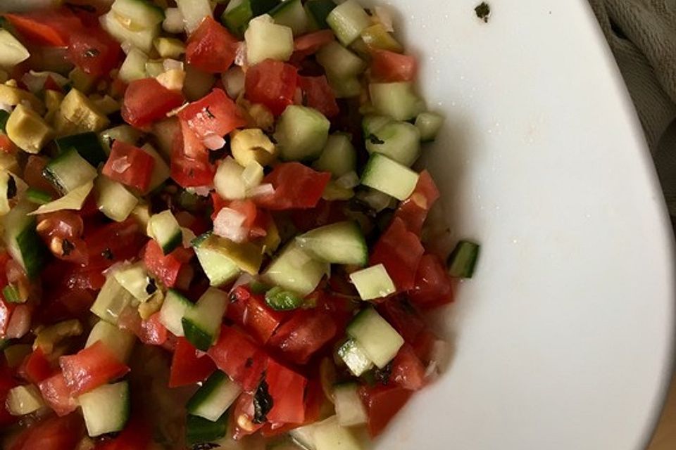 Arabischer Tomaten-Gurkensalat