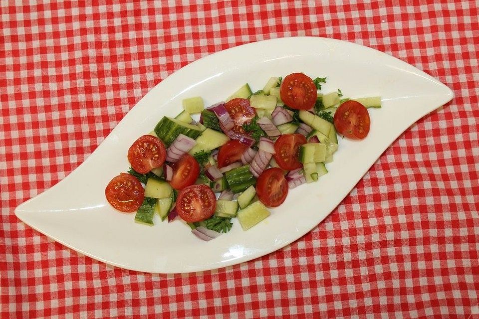 Arabischer Tomaten-Gurkensalat