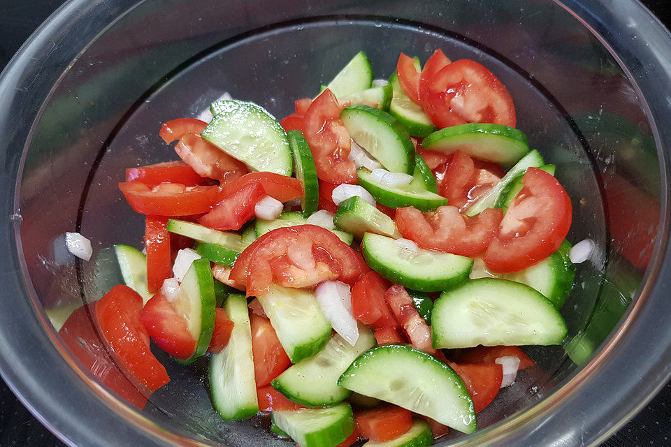 Arabischer Tomaten-Gurkensalat