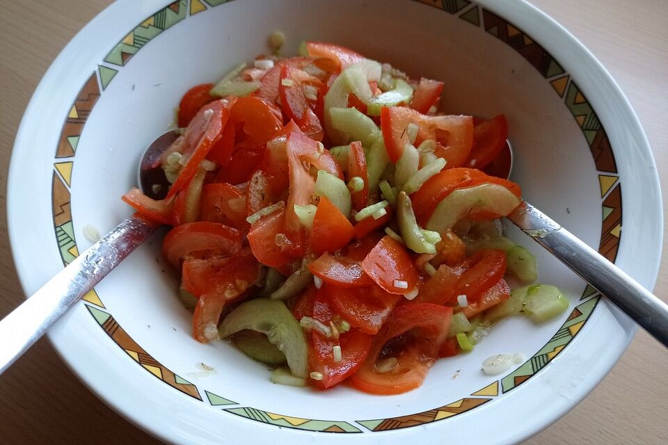 Arabischer Tomaten-Gurkensalat