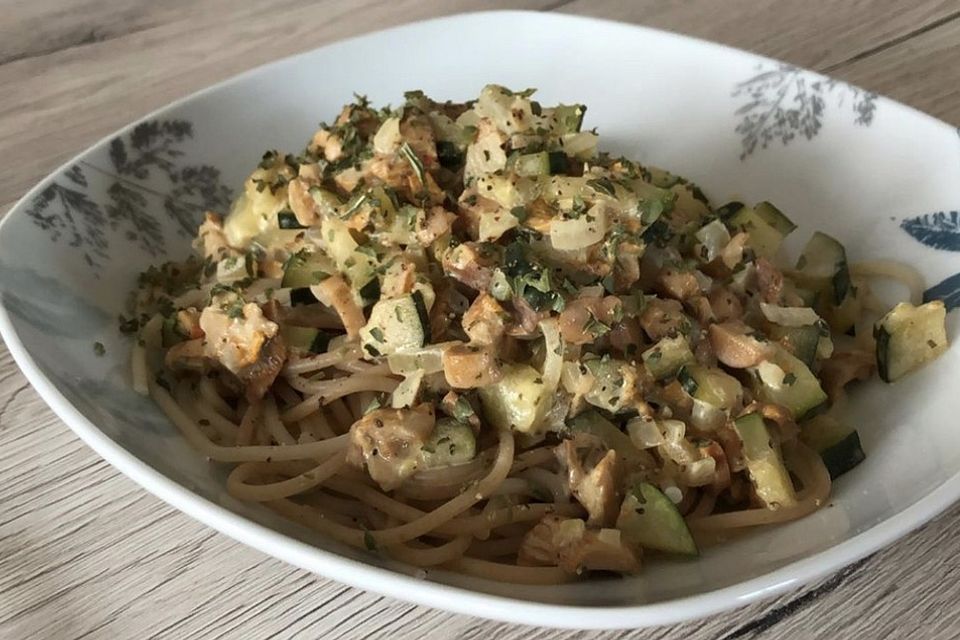 Spaghetti mit Pfifferling-Zucchinisoße