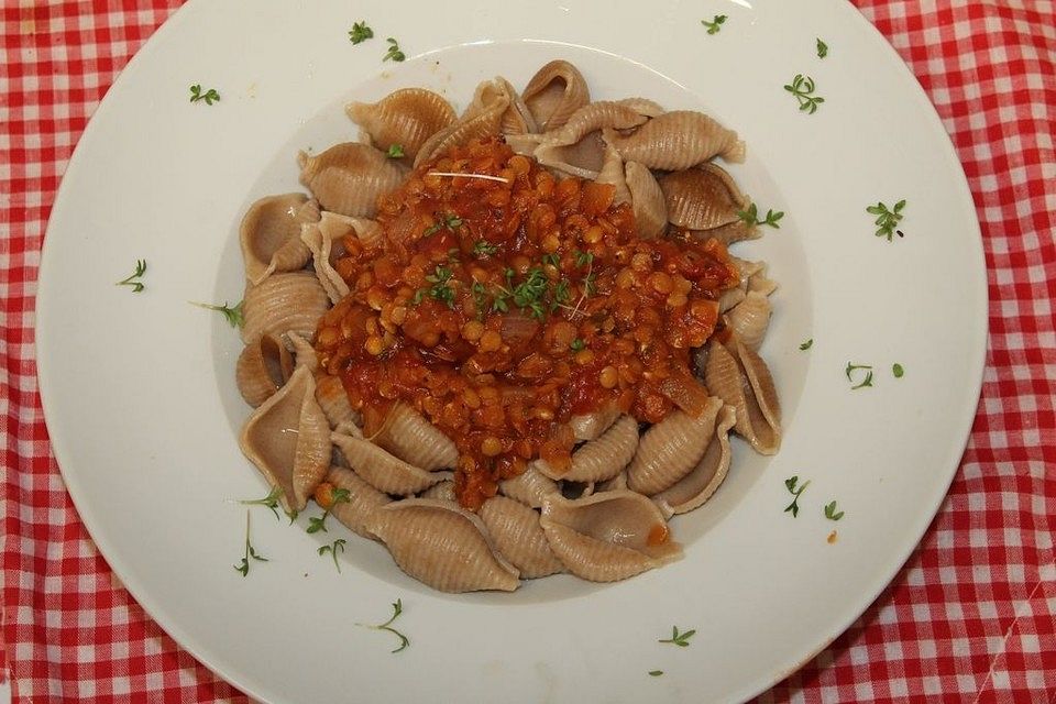 Vollkornnudeln mit Linsen-Tomatensauce