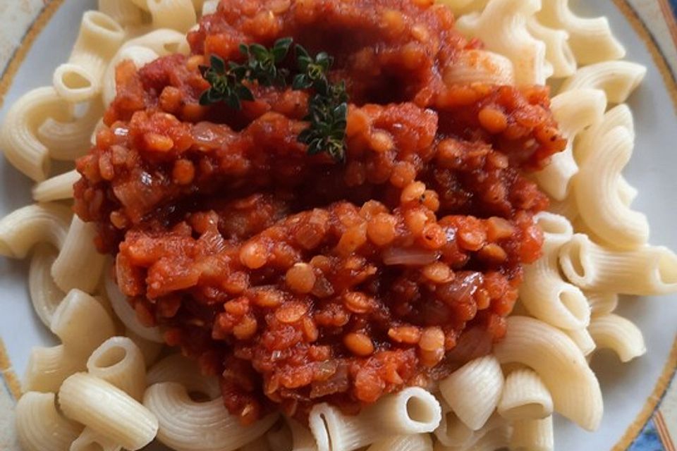 Vollkornnudeln mit Linsen-Tomatensauce