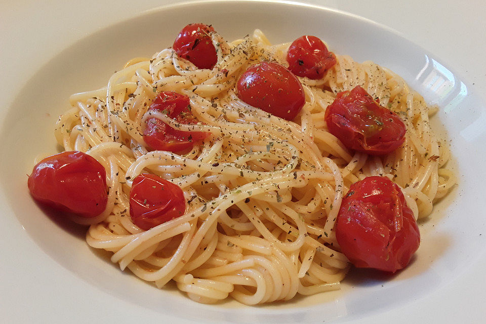 Angebratene Kirschtomaten mit Nudeln