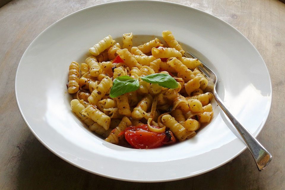 Angebratene Kirschtomaten mit Nudeln