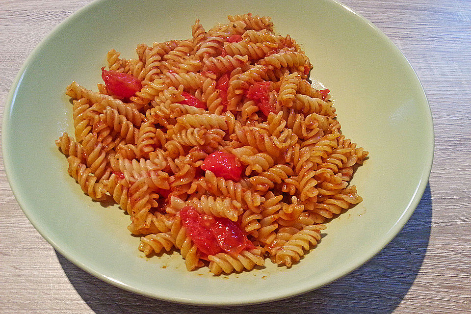 Angebratene Kirschtomaten mit Nudeln