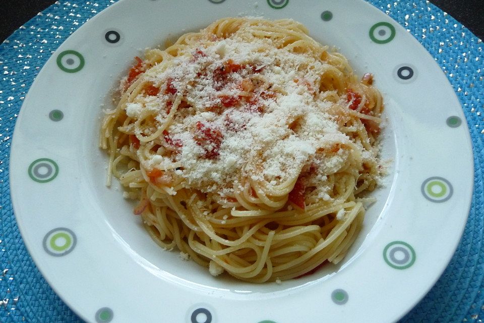 Angebratene Kirschtomaten mit Nudeln