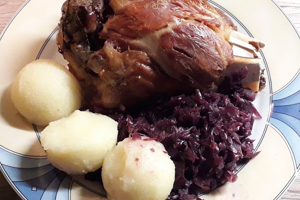 Geschmortes Eisbein mit Rotkohl