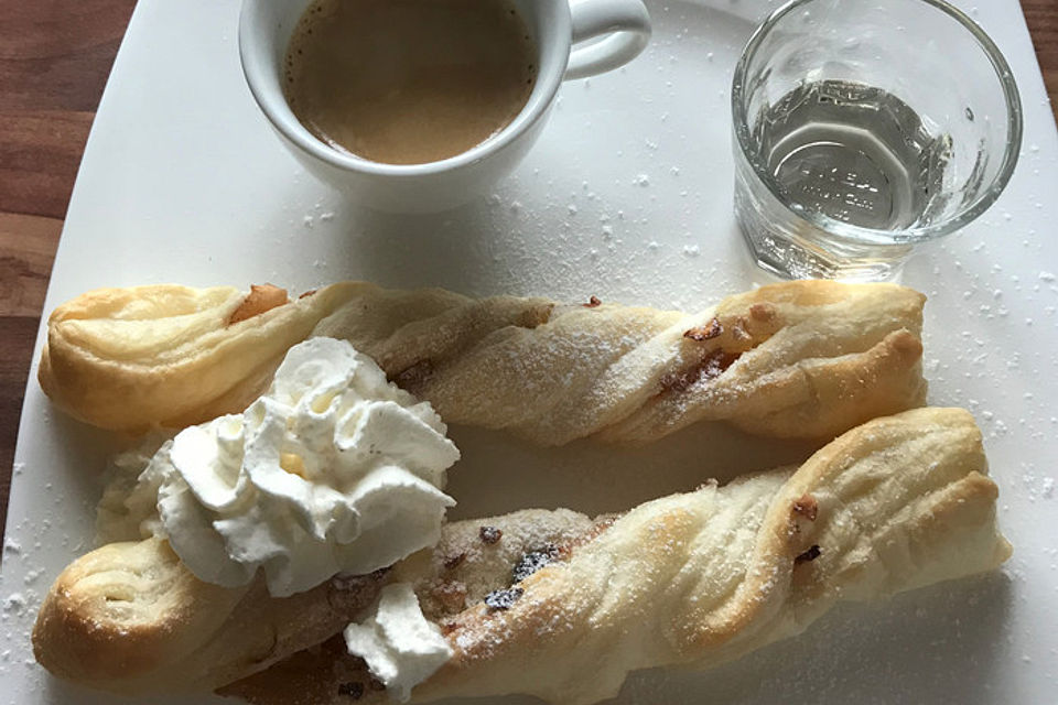 Apfelstrudel-Blätterteig-Stangerl