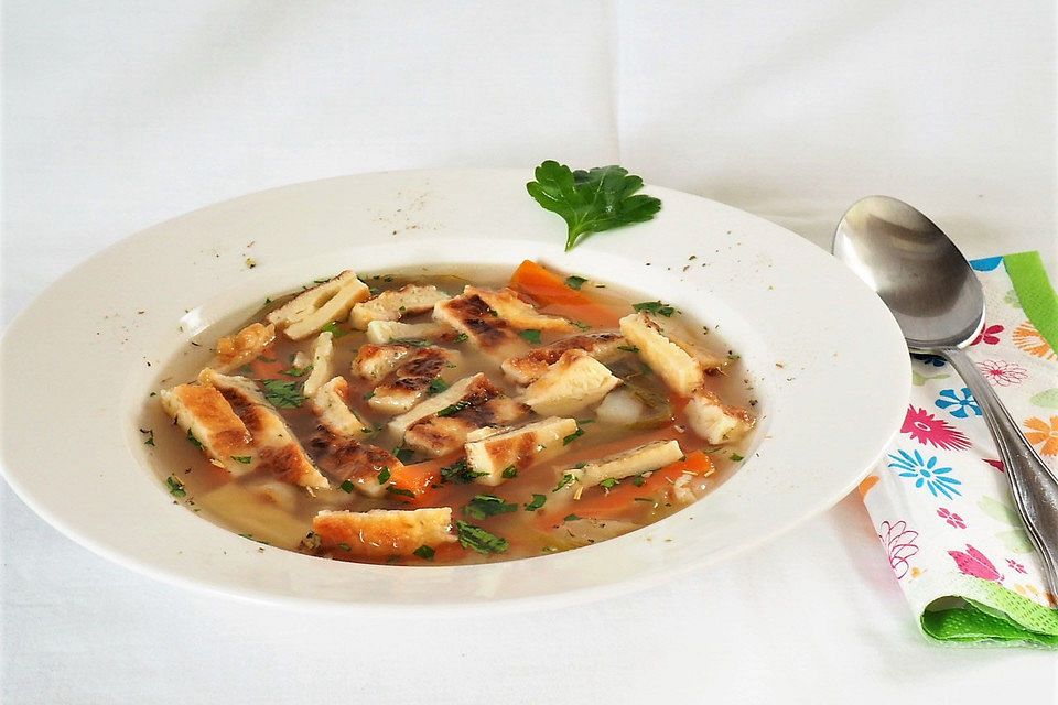 Rindersuppe mit Pfannkuchenstreifen