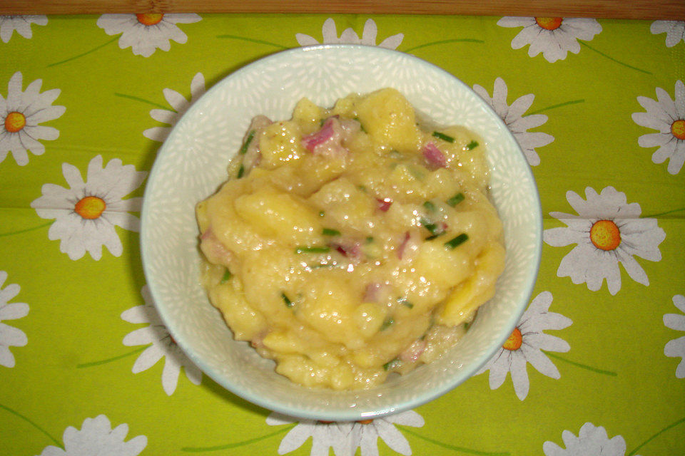 Kartoffelsalat mit roten Zwiebeln