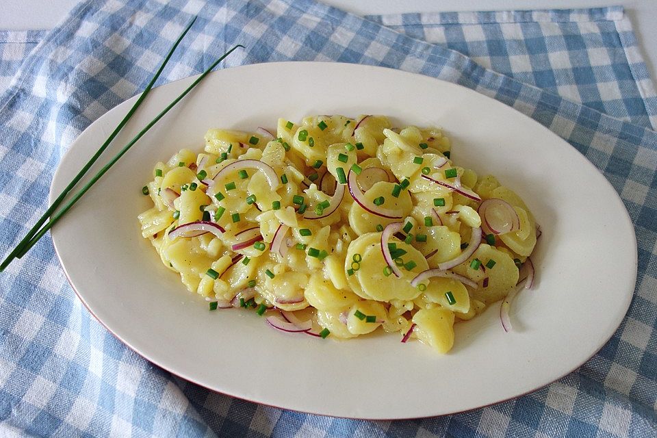 Kartoffelsalat mit roten Zwiebeln