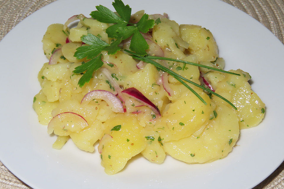 Kartoffelsalat mit roten Zwiebeln