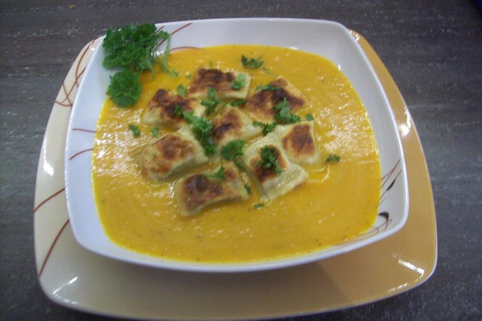 Kürbissuppe mit Suppenmaultaschen