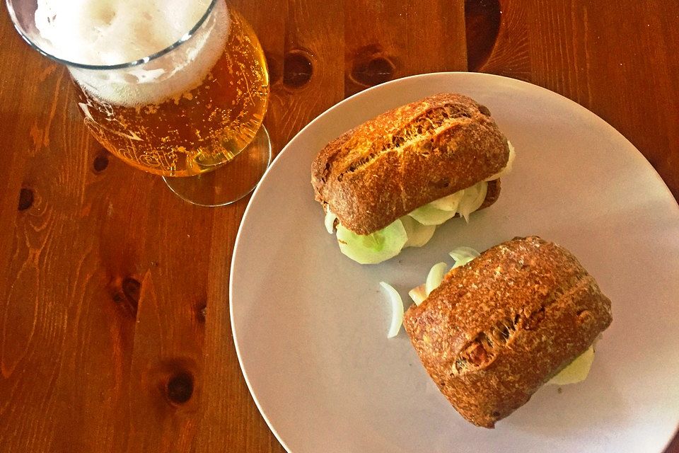 Matjesbrötchen mit Salatgurken